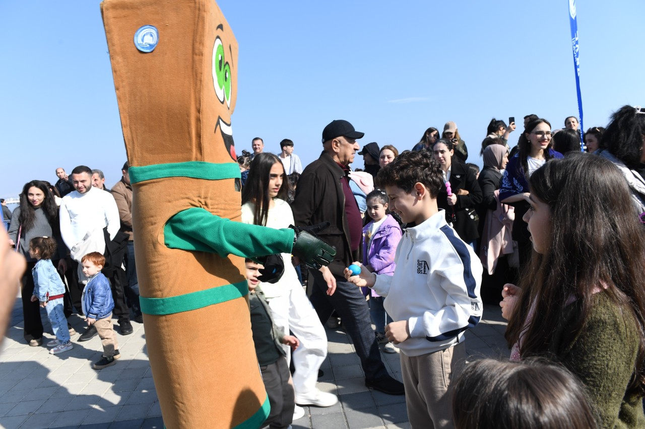 Paytaxtda Xəzərin suları avarçəkmə və yelkənli qayıqlarla bəzəndi - FOTOLAR